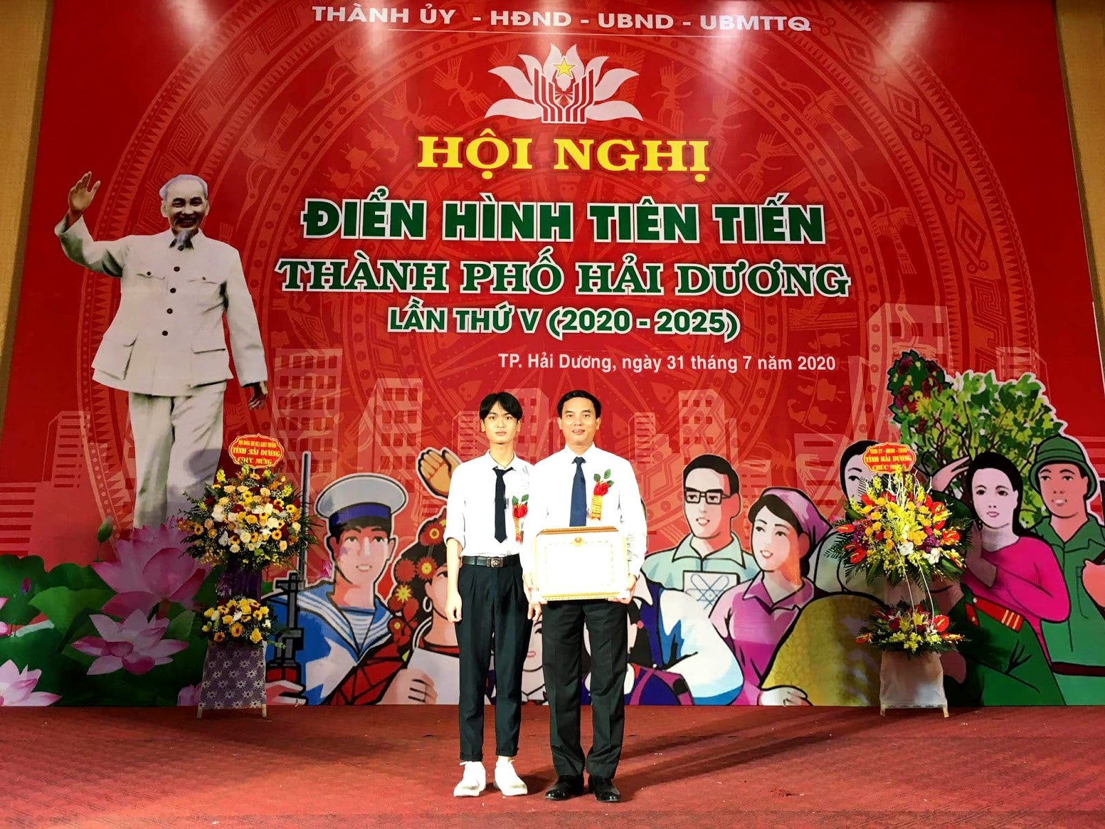 THPT Chuyên Nguyễn Trãi tham dự Hội nghị Điển hình tiên tiến Thành phố Hải Dương lần thứ V